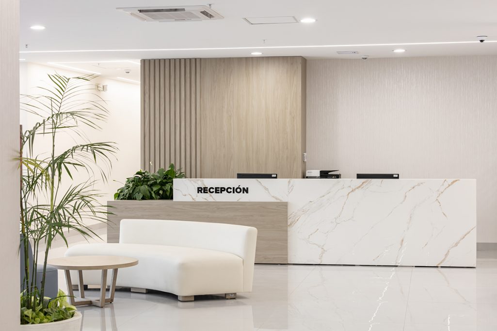 MULTIOFICINAS / TREZE / AMOBLARE / Melanie Lowndes - Revista CLAVE! Bienes Raíces Ecuador