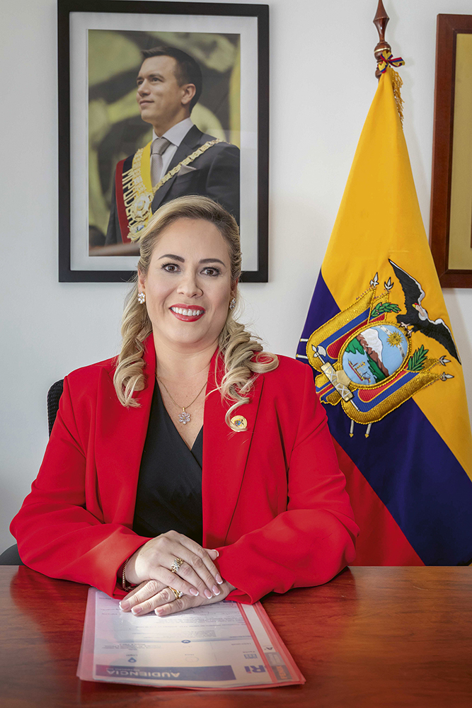 Alexandra Navarrete - Revista CLAVE! Bienes Raíces Ecuadorv