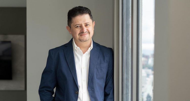 Daniel Elmir - Revista CLAVE Ecuador